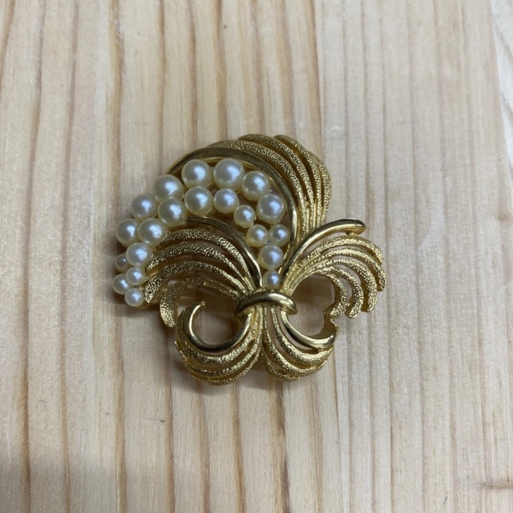 Vintage 1950’s Trifari Crown Brooch Faux Pearl / Gold Tone Pin